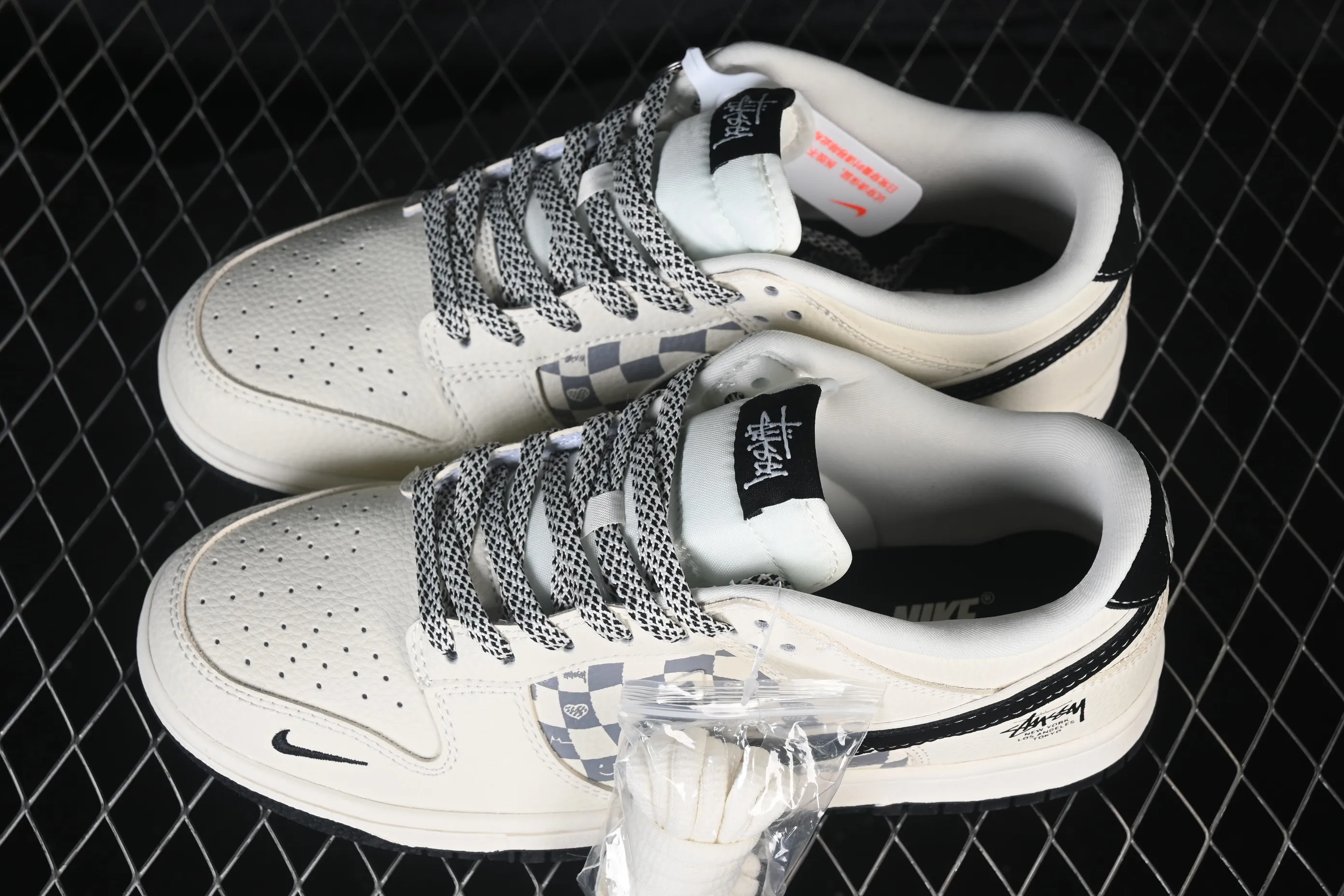 All categories Nk SB Dunk Series Nk SB Dunk Low High-end customized low-top sneakers Nike SB Dunk Low Stusi co-branded white and black double hook heart High-end customized low-top casual skate shoes TX1688-021